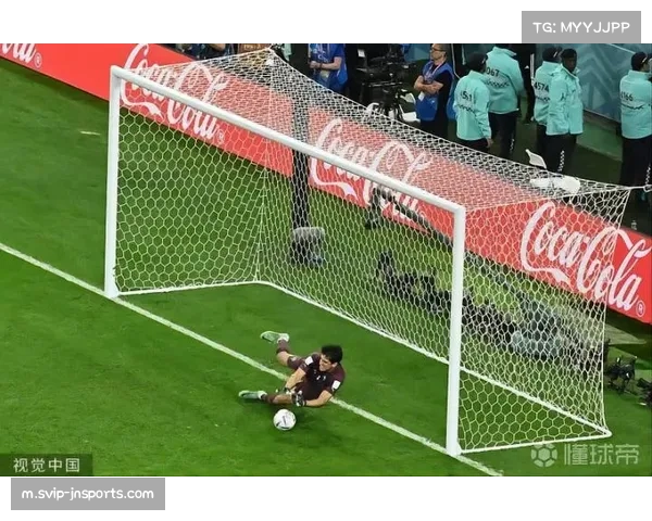 塞维利亚门将布努屡献神扑 无奈防线漏洞频现